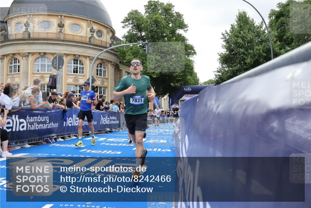 29.06.2025 - hella hamburg halbmarathon Strokosch-Dieckow http://msf.ph/oto/8242466 29.06.2025 10:37:34 Ziel 1290, 1505, 5042, 5791, 6047, 7831, 9914, 10451, 10922, 11106, 14934, 18193, 18216 meine-sportfotos.de