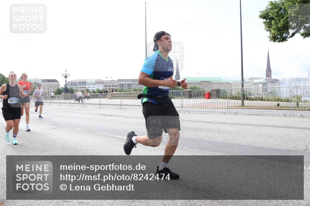 29.06.2025 - hella hamburg halbmarathon Lena Gebhardt http://msf.ph/oto/8242474 29.06.2025 10:09:50 Lombardsbrücke 1052, 1456, 1483, 1513, 1548, 1823, 3921, 4592, 4859, 5511, 7058, 7081, 8090, 8685, 9150, 9297, 9306, 9366, 9434, 9674, 9781, 9988, 10036, 10943, 12255, 12509, 12567, 12862, 13739, 15697, 16191, 16445, 16455, 16688, 16918, 17630, 17899, 18076, 18196, 18440, 18707, 18726, 19166, 19242 meine-sportfotos.de