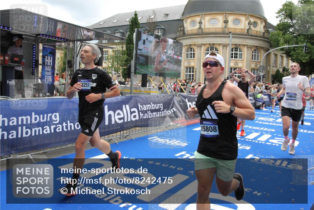 29.06.2025 - hella hamburg halbmarathon Michael Strokosch http://msf.ph/oto/8242475 29.06.2025 10:48:37 Ziel 1163, 1176, 2213, 4553, 5421, 9538, 10000, 10859, 10860, 11579, 12149, 12690, 13962, 14033, 15573, 15808, 15917, 17395, 18251, 18815 meine-sportfotos.de