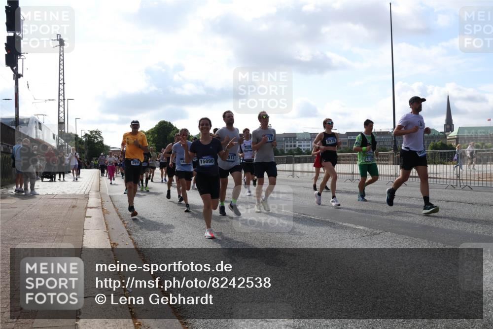 29.06.2025 - hella hamburg halbmarathon Lena Gebhardt http://msf.ph/oto/8242538 29.06.2025 09:56:26 Lombardsbrücke 1061, 1257, 1452, 1460, 1496, 1499, 1502, 1507, 1592, 1628, 1689, 1877, 2058, 2082, 2083, 2208, 2250, 2260, 2504, 2771, 2818, 2864, 2953, 2996, 3060, 3256, 3296, 4065, 4077, 4404, 4557, 4711, 4833, 5116, 5482, 5600, 5607, 5978, 6115, 6134, 6168, 6286, 6511, 6512, 6561, 6562, 7178, 7332, 7383, 7475, 7583, 7943, 8261, 8335, 8361, 8514, 8968, 8989, 8996, 9246, 9537, 9597, 9638, 10596 meine-sportfotos.de