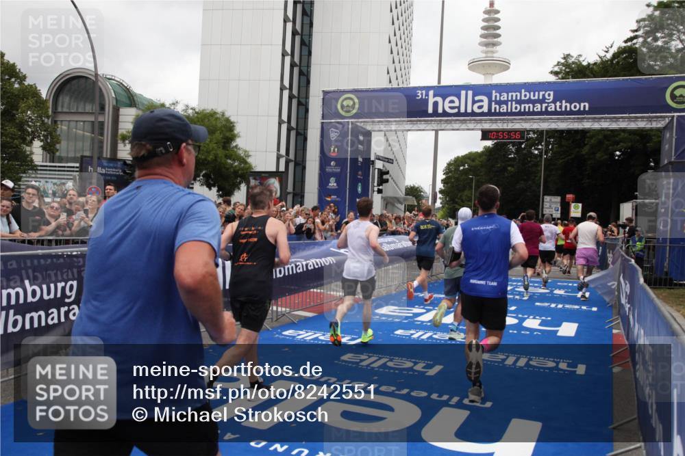 29.06.2025 - hella hamburg halbmarathon Michael Strokosch http://msf.ph/oto/8242551 29.06.2025 10:55:55 Ziel 1179, 2612, 3256, 3668, 4772, 6569, 7221, 7976, 8968, 9246, 12858, 13474, 16401, 16434, 16786, 18125, 18867, 19047 meine-sportfotos.de