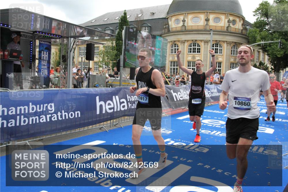 29.06.2025 - hella hamburg halbmarathon Michael Strokosch http://msf.ph/oto/8242569 29.06.2025 10:48:38 Ziel 1163, 1176, 2213, 4553, 5421, 9538, 10000, 10859, 10860, 11579, 12149, 12690, 14033, 15573, 15808, 15917, 17395, 18251, 18815 meine-sportfotos.de