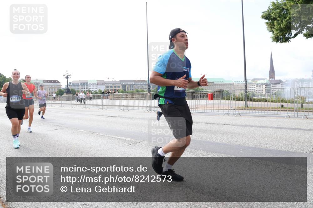 29.06.2025 - hella hamburg halbmarathon Lena Gebhardt http://msf.ph/oto/8242573 29.06.2025 10:09:50 Lombardsbrücke 1052, 1456, 1483, 1513, 1548, 1823, 3921, 4592, 4859, 5511, 7058, 7081, 8090, 8685, 9150, 9297, 9306, 9366, 9434, 9674, 9781, 9988, 10036, 10943, 12255, 12509, 12567, 12862, 13739, 15697, 16191, 16445, 16455, 16688, 16918, 17630, 17899, 18076, 18196, 18440, 18707, 18726, 19166, 19242 meine-sportfotos.de