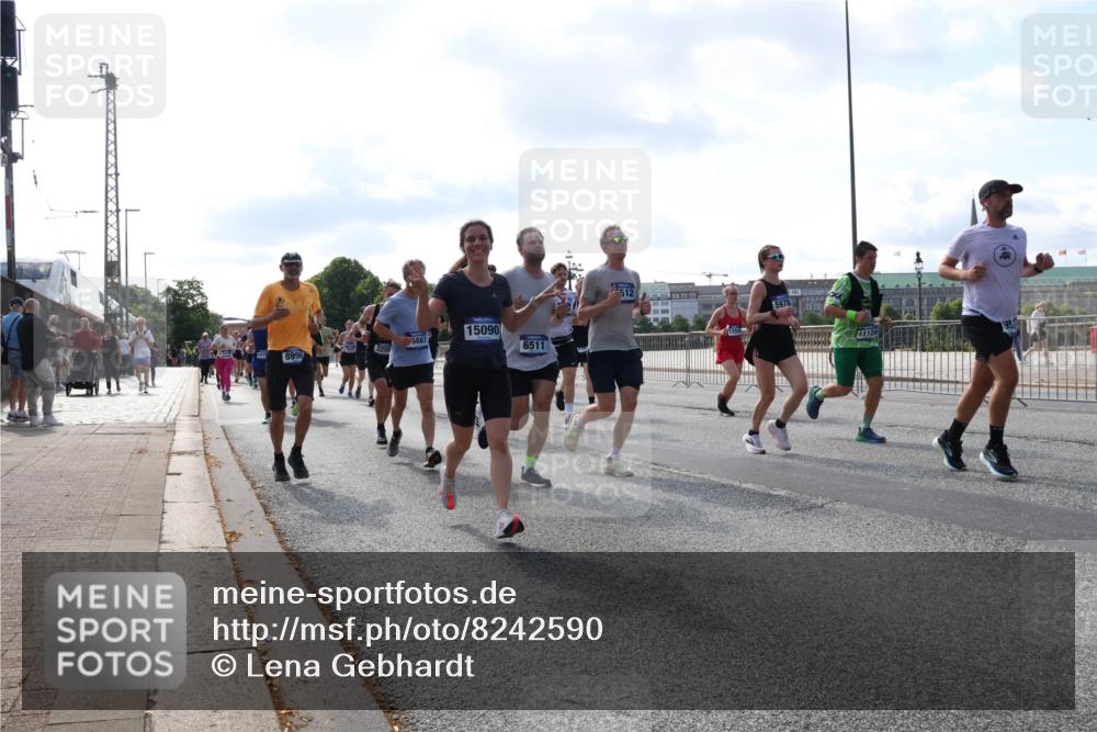 29.06.2025 - hella hamburg halbmarathon Lena Gebhardt http://msf.ph/oto/8242590 29.06.2025 09:56:26 Lombardsbrücke 1061, 1257, 1452, 1460, 1496, 1499, 1502, 1507, 1592, 1628, 1689, 1877, 2058, 2082, 2083, 2208, 2250, 2260, 2504, 2771, 2818, 2864, 2953, 2996, 3060, 3256, 3296, 4065, 4077, 4404, 4557, 4711, 4833, 5116, 5482, 5600, 5607, 5978, 6115, 6134, 6168, 6286, 6511, 6512, 6561, 6562, 7178, 7332, 7383, 7475, 7583, 7943, 8261, 8335, 8361, 8514, 8968, 8989, 8996, 9246, 9537, 9597, 9638, 10596 meine-sportfotos.de