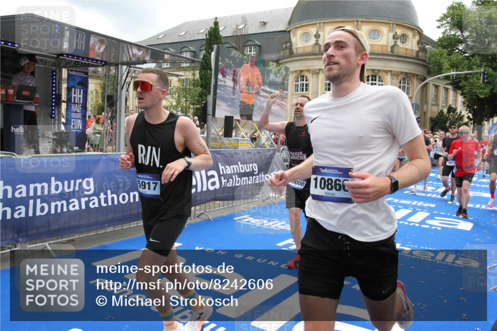 29.06.2025 - hella hamburg halbmarathon Michael Strokosch http://msf.ph/oto/8242606 29.06.2025 10:48:38 Ziel 1163, 1176, 2213, 4553, 5421, 9538, 10000, 10859, 10860, 11579, 12149, 12690, 14033, 15573, 15808, 15917, 17395, 18251, 18815 meine-sportfotos.de