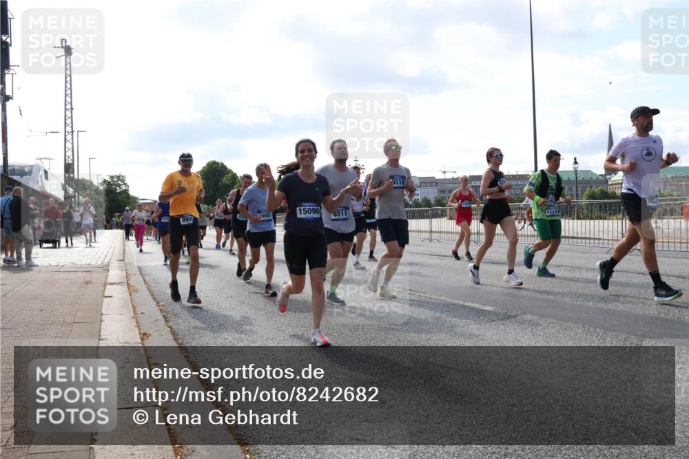 29.06.2025 - hella hamburg halbmarathon Lena Gebhardt http://msf.ph/oto/8242682 29.06.2025 09:56:26 Lombardsbrücke 1061, 1257, 1452, 1460, 1496, 1499, 1502, 1507, 1592, 1628, 1689, 1877, 2058, 2082, 2083, 2208, 2250, 2260, 2504, 2771, 2818, 2864, 2953, 2996, 3060, 3256, 3296, 4065, 4077, 4404, 4557, 4711, 4833, 5116, 5482, 5600, 5607, 5978, 6115, 6134, 6168, 6286, 6511, 6512, 6561, 6562, 7178, 7332, 7383, 7475, 7583, 7943, 8261, 8335, 8361, 8514, 8968, 8989, 8996, 9246, 9537, 9597, 9638, 10596 meine-sportfotos.de