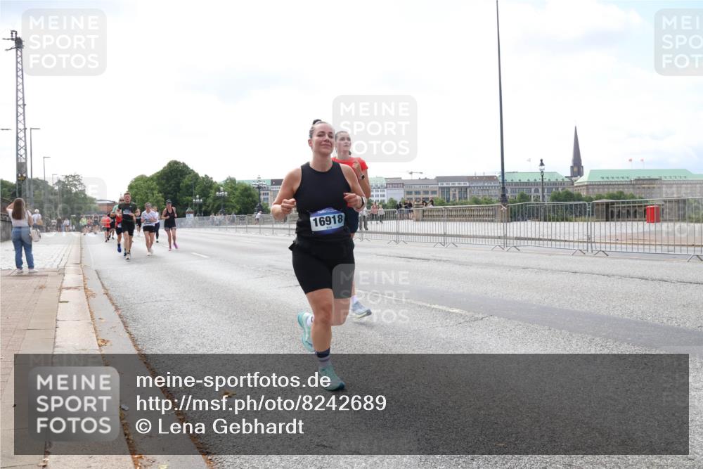 29.06.2025 - hella hamburg halbmarathon Lena Gebhardt http://msf.ph/oto/8242689 29.06.2025 10:09:51 Lombardsbrücke 1052, 1456, 1483, 1513, 1548, 1823, 3921, 4592, 4859, 5511, 7058, 7081, 8090, 8685, 9150, 9297, 9306, 9366, 9434, 9674, 9781, 9988, 10036, 10943, 11027, 12255, 12509, 12567, 12862, 13739, 15697, 16191, 16445, 16455, 16688, 16918, 17630, 17899, 18076, 18196, 18440, 18707, 18726, 19166, 19242 meine-sportfotos.de