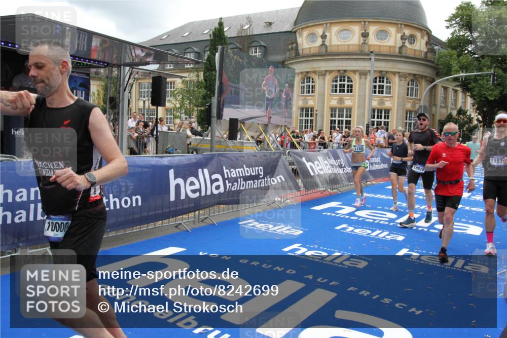 29.06.2025 - hella hamburg halbmarathon Michael Strokosch http://msf.ph/oto/8242699 29.06.2025 10:48:39 Ziel 1163, 1176, 2213, 4553, 5421, 9538, 10000, 10859, 10860, 11579, 14511, 15573, 15808, 15917, 18251, 18815 meine-sportfotos.de