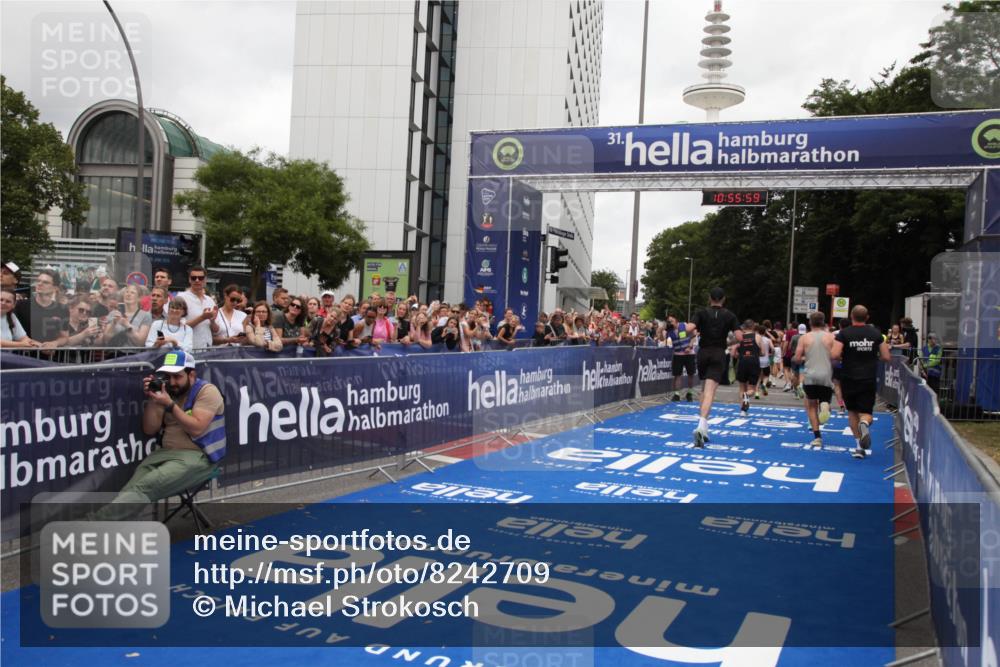 29.06.2025 - hella hamburg halbmarathon Michael Strokosch http://msf.ph/oto/8242709 29.06.2025 10:55:58 Ziel 1179, 2612, 3256, 3668, 4772, 7147, 7976, 8968, 9246, 10084, 13474, 15868, 15884, 18125, 18867 meine-sportfotos.de