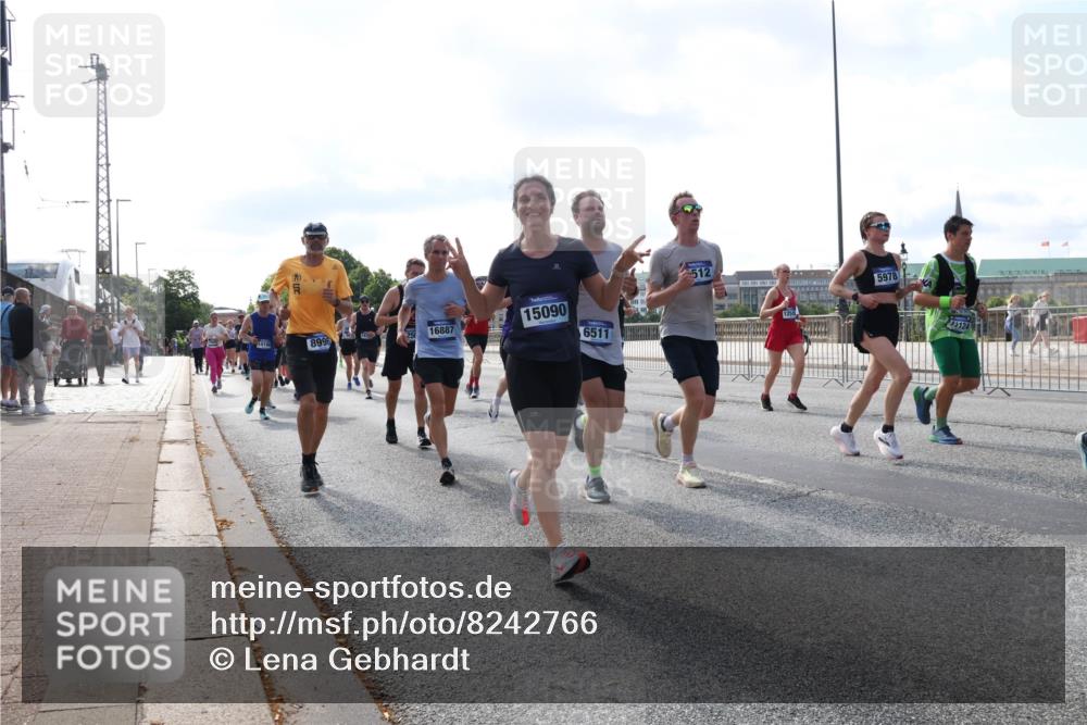29.06.2025 - hella hamburg halbmarathon Lena Gebhardt http://msf.ph/oto/8242766 29.06.2025 09:56:27 Lombardsbrücke 1061, 1257, 1452, 1460, 1496, 1499, 1502, 1507, 1592, 1628, 1689, 1877, 2013, 2058, 2082, 2083, 2208, 2250, 2260, 2378, 2504, 2771, 2864, 2953, 2996, 3060, 3256, 3296, 4065, 4077, 4404, 4557, 4711, 4833, 5482, 5600, 5607, 5978, 6115, 6134, 6168, 6286, 6511, 6512, 6561, 6562, 7178, 7332, 7383, 7475, 7583, 7943, 8261, 8335, 8361, 8514, 8587, 8618, 8968, 8989, 8996, 9246, 9537, 9597, 9638, 10596 meine-sportfotos.de
