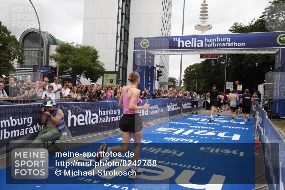 29.06.2025 - hella hamburg halbmarathon Michael Strokosch http://msf.ph/oto/8242768 29.06.2025 10:55:59 Ziel 1179, 2612, 3256, 3668, 4772, 7147, 7976, 8968, 9246, 10084, 14867, 15184, 15868, 15884, 18867 meine-sportfotos.de