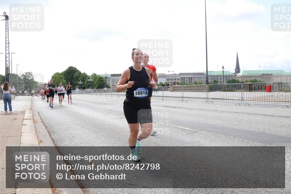 29.06.2025 - hella hamburg halbmarathon Lena Gebhardt http://msf.ph/oto/8242798 29.06.2025 10:09:51 Lombardsbrücke 1052, 1456, 1483, 1513, 1548, 1823, 3921, 4592, 4859, 5511, 7058, 7081, 8090, 8685, 9150, 9297, 9306, 9366, 9434, 9674, 9781, 9988, 10036, 10943, 11027, 12255, 12509, 12567, 12862, 13739, 15697, 16191, 16445, 16455, 16688, 16918, 17630, 17899, 18076, 18196, 18440, 18707, 18726, 19166, 19242 meine-sportfotos.de