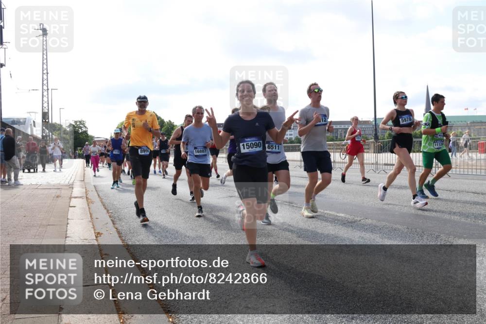 29.06.2025 - hella hamburg halbmarathon Lena Gebhardt http://msf.ph/oto/8242866 29.06.2025 09:56:27 Lombardsbrücke 1061, 1257, 1452, 1460, 1496, 1499, 1502, 1507, 1592, 1628, 1689, 1877, 2013, 2058, 2082, 2083, 2208, 2250, 2260, 2378, 2504, 2771, 2864, 2953, 2996, 3060, 3256, 3296, 4065, 4077, 4404, 4557, 4711, 4833, 5482, 5600, 5607, 5978, 6115, 6134, 6168, 6286, 6511, 6512, 6561, 6562, 7178, 7332, 7383, 7475, 7583, 7943, 8261, 8335, 8361, 8514, 8587, 8618, 8968, 8989, 8996, 9246, 9537, 9597, 9638, 10596 meine-sportfotos.de