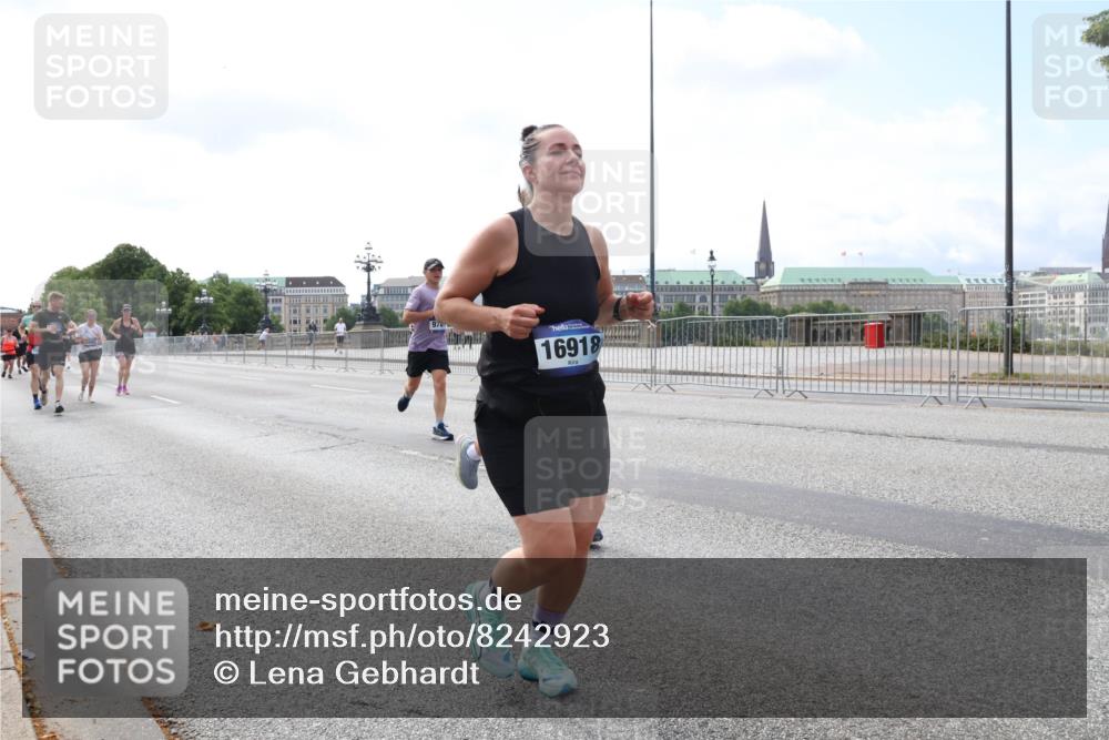 29.06.2025 - hella hamburg halbmarathon Lena Gebhardt http://msf.ph/oto/8242923 29.06.2025 10:09:51 Lombardsbrücke 1052, 1456, 1483, 1513, 1548, 1823, 3921, 4592, 4859, 5511, 7058, 7081, 8090, 8685, 9150, 9297, 9306, 9366, 9434, 9674, 9781, 9988, 10036, 10943, 11027, 12255, 12509, 12567, 12862, 13739, 15697, 16191, 16445, 16455, 16688, 16918, 17630, 17899, 18076, 18196, 18440, 18707, 18726, 19166, 19242 meine-sportfotos.de