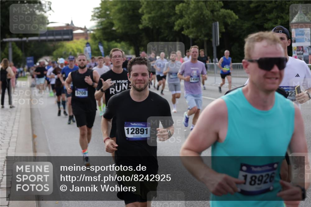 29.06.2025 - hella hamburg halbmarathon Jannik Wohlers http://msf.ph/oto/8242925 29.06.2025 09:55:02 Lombardsbrücke 1120, 1151, 1683, 1696, 1706, 1884, 1976, 2207, 2274, 2287, 2411, 3087, 3435, 3747, 3985, 4093, 4189, 4938, 5102, 5459, 5708, 5915, 6054, 6158, 6532, 6662, 6836, 6938, 7052, 7312, 7508, 8139, 8153, 8205, 8218, 8454, 8720, 8856, 8899, 8927, 8955, 9386, 9529, 9649, 9720, 9786, 9959, 10053, 10184, 10263, 10423, 10988, 11309, 11340, 12149, 12171, 12321, 12450, 12533, 12891, 13233, 13289, 13570, 14045 meine-sportfotos.de
