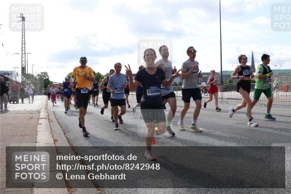29.06.2025 - hella hamburg halbmarathon Lena Gebhardt http://msf.ph/oto/8242948 29.06.2025 09:56:27 Lombardsbrücke 1061, 1257, 1452, 1460, 1496, 1499, 1502, 1507, 1592, 1628, 1689, 1877, 2013, 2058, 2082, 2083, 2208, 2250, 2260, 2378, 2504, 2771, 2864, 2953, 2996, 3060, 3256, 3296, 4065, 4077, 4404, 4557, 4711, 4833, 5482, 5600, 5607, 5978, 6115, 6134, 6168, 6286, 6511, 6512, 6561, 6562, 7178, 7332, 7383, 7475, 7583, 7943, 8261, 8335, 8361, 8514, 8587, 8618, 8968, 8989, 8996, 9246, 9537, 9597, 9638, 10596 meine-sportfotos.de