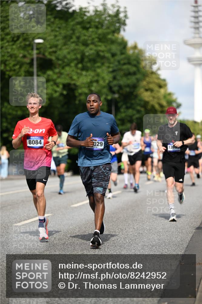 29.06.2025 - hella hamburg halbmarathon Dr. Thomas Lammeyer http://msf.ph/oto/8242952 29.06.2025 09:51:09 Kennedybrücke 1217, 1562, 2196, 2296, 2404, 3783, 4602, 5092, 5923, 5961, 8362, 8395, 8901, 9171, 9944, 10384, 10968 meine-sportfotos.de