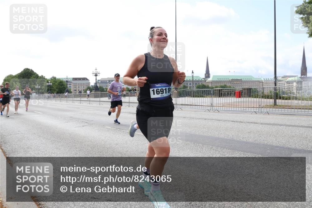 29.06.2025 - hella hamburg halbmarathon Lena Gebhardt http://msf.ph/oto/8243065 29.06.2025 10:09:51 Lombardsbrücke 1052, 1456, 1483, 1513, 1548, 1823, 3921, 4592, 4859, 5511, 7058, 7081, 8090, 8685, 9150, 9297, 9306, 9366, 9434, 9674, 9781, 9988, 10036, 10943, 11027, 12255, 12509, 12567, 12862, 13739, 15697, 16191, 16445, 16455, 16688, 16918, 17630, 17899, 18076, 18196, 18440, 18707, 18726, 19166, 19242 meine-sportfotos.de