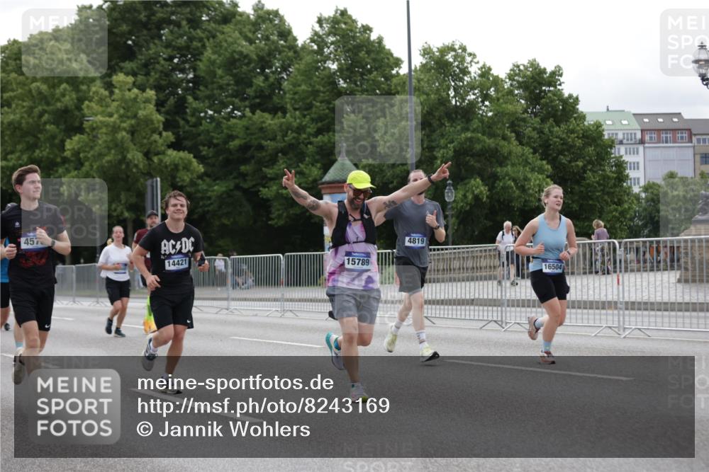 29.06.2025 - hella hamburg halbmarathon Jannik Wohlers http://msf.ph/oto/8243169 29.06.2025 10:30:04 Lombardsbrücke 1647, 2754, 2755, 2901, 4575, 4819, 6344, 10880, 12349, 12350, 12460, 12461, 12687, 12688, 13418, 14421, 15757, 15789, 15938, 16504, 16791, 16864, 18671 meine-sportfotos.de