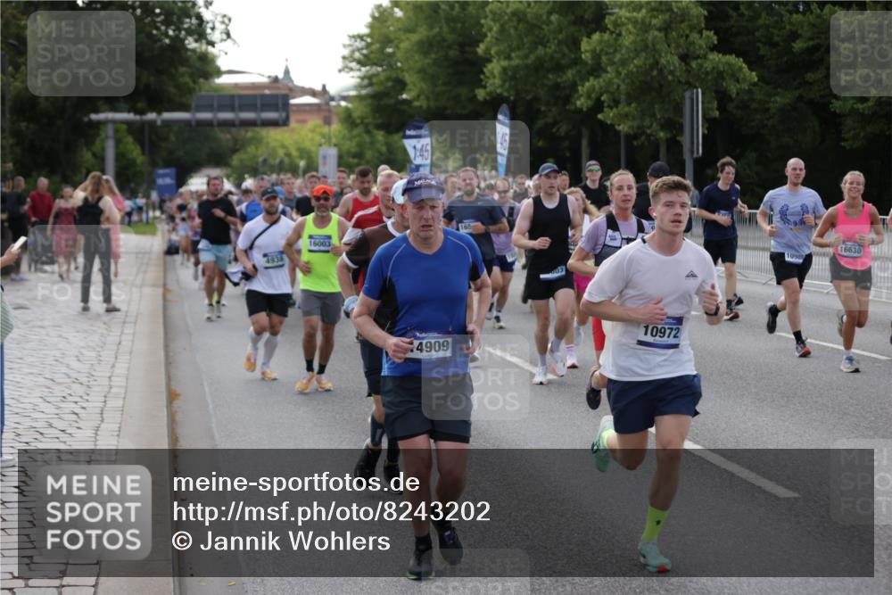 29.06.2025 - hella hamburg halbmarathon Jannik Wohlers http://msf.ph/oto/8243202 29.06.2025 09:55:05 Lombardsbrücke 1120, 1151, 1683, 1696, 1706, 1884, 1976, 2207, 2287, 2411, 2706, 2708, 2718, 3087, 3213, 3435, 3747, 3985, 4088, 4093, 4189, 4847, 4890, 4938, 5102, 5421, 5459, 5708, 5915, 6054, 6158, 6421, 6532, 6662, 6836, 7052, 7312, 8139, 8153, 8205, 8216, 8218, 8302, 8454, 8577, 8720, 8856, 8899, 8927, 9386, 9529, 9649, 9720, 9786, 9934, 9959, 10053, 10115, 10184, 10263, 10423, 10988, 11309, 11340, 11356, 12149, 12171, 12321, 12450, 12533, 12891, 13233, 13289, 13570, 13996, 14045 meine-sportfotos.de