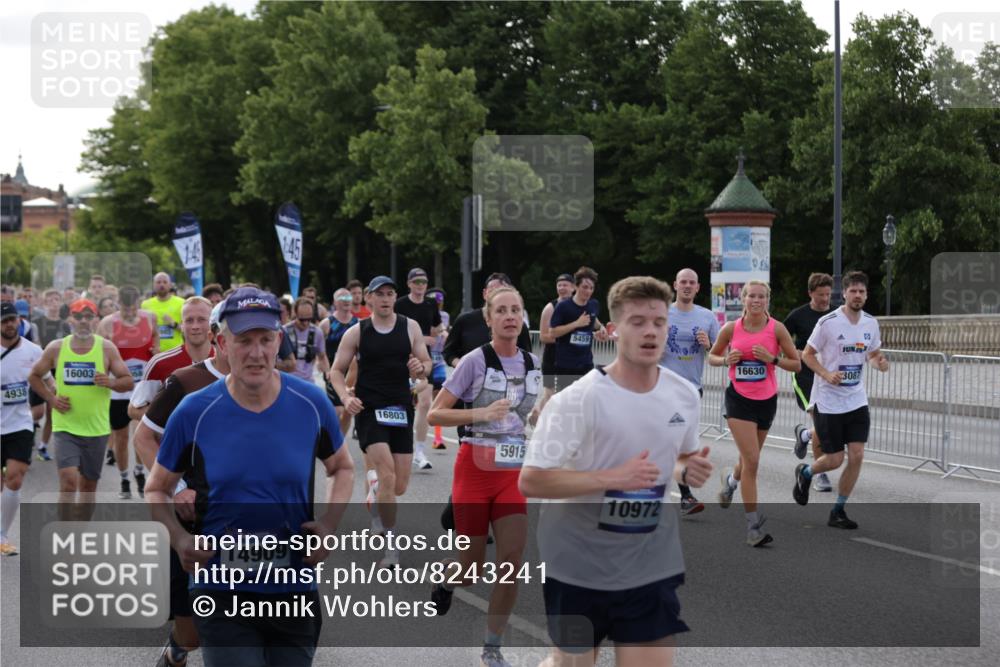 29.06.2025 - hella hamburg halbmarathon Jannik Wohlers http://msf.ph/oto/8243241 29.06.2025 09:55:06 Lombardsbrücke 1120, 1151, 1683, 1696, 1706, 1884, 1976, 2207, 2287, 2411, 2706, 2708, 2718, 3087, 3213, 3435, 3747, 3985, 4088, 4093, 4189, 4847, 4890, 4938, 5102, 5421, 5459, 5708, 5915, 6054, 6158, 6421, 6532, 6662, 6691, 6836, 7052, 7312, 8139, 8153, 8205, 8216, 8218, 8302, 8454, 8577, 8720, 8856, 8899, 8927, 9386, 9529, 9649, 9720, 9786, 9934, 10053, 10115, 10184, 10423, 10988, 11309, 11340, 11356, 12149, 12171, 12321, 12450, 12519, 12533, 12891, 13233, 13289, 13570, 13996, 14045 meine-sportfotos.de
