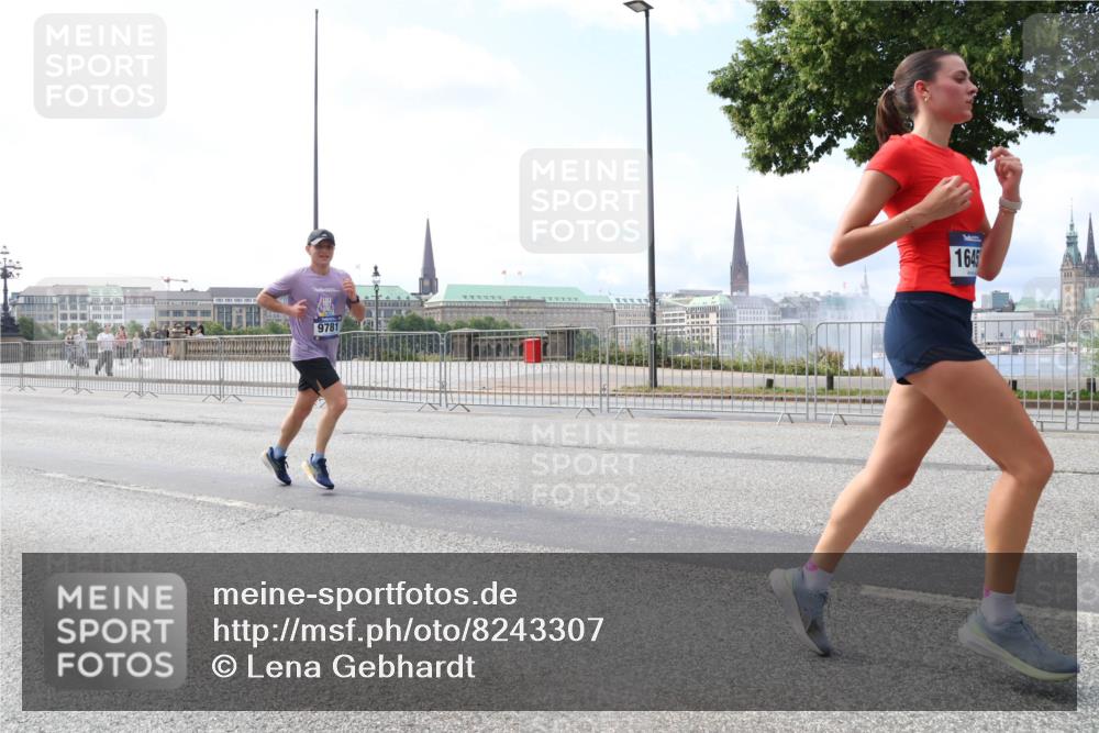 29.06.2025 - hella hamburg halbmarathon Lena Gebhardt http://msf.ph/oto/8243307 29.06.2025 10:09:52 Lombardsbrücke 1052, 1456, 1483, 1513, 1548, 1823, 3921, 4592, 5511, 7058, 7081, 7636, 8090, 8685, 9150, 9297, 9306, 9366, 9434, 9674, 9781, 9988, 10036, 10943, 11027, 12255, 12509, 12567, 13739, 15697, 16191, 16445, 16455, 16688, 16918, 17148, 17630, 17899, 18076, 18196, 18440, 18707, 19166, 19242 meine-sportfotos.de