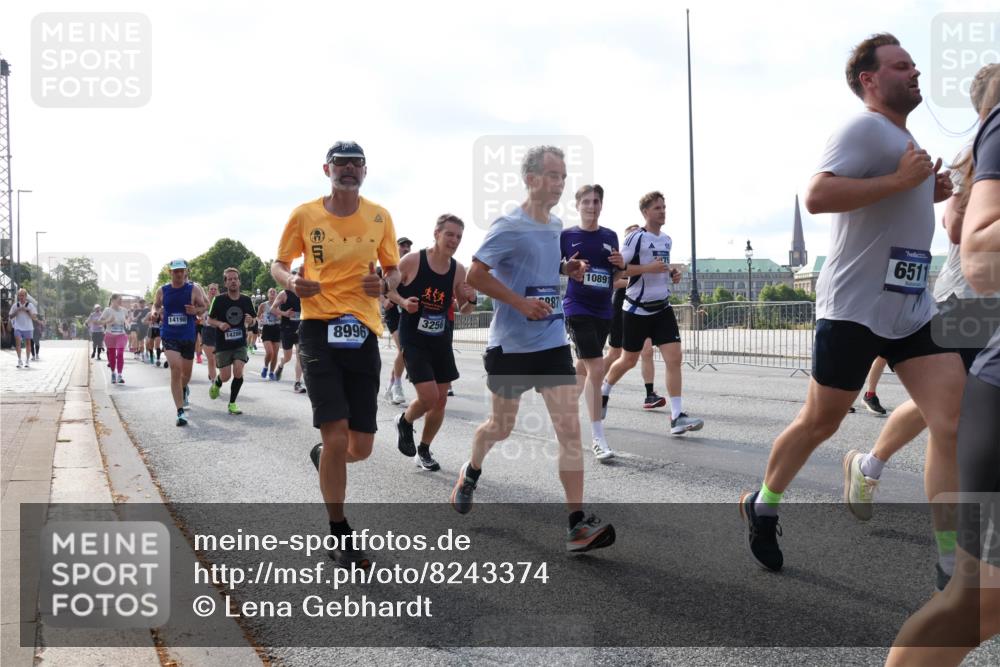 29.06.2025 - hella hamburg halbmarathon Lena Gebhardt http://msf.ph/oto/8243374 29.06.2025 09:56:28 Lombardsbrücke 1061, 1257, 1452, 1460, 1496, 1499, 1502, 1507, 1592, 1628, 1689, 1833, 1877, 2013, 2058, 2082, 2083, 2208, 2250, 2260, 2378, 2504, 2771, 2953, 2996, 3060, 3256, 3296, 4065, 4077, 4404, 4557, 4711, 4833, 5482, 5600, 5607, 5839, 5978, 6115, 6134, 6168, 6286, 6511, 6512, 6561, 6562, 7178, 7332, 7383, 7475, 7583, 7943, 8261, 8335, 8361, 8514, 8587, 8618, 8921, 8968, 8989, 8996, 9246, 9537, 9597, 9638, 10596 meine-sportfotos.de