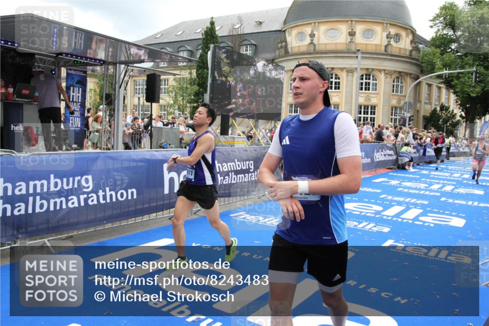 29.06.2025 - hella hamburg halbmarathon Michael Strokosch http://msf.ph/oto/8243483 29.06.2025 10:48:45 Ziel 1094, 2442, 4553, 9538, 10859, 12533, 14511, 15384, 17127 meine-sportfotos.de