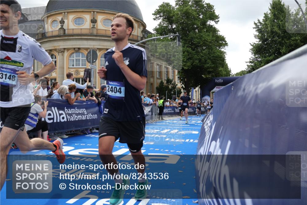 29.06.2025 - hella hamburg halbmarathon Strokosch-Dieckow http://msf.ph/oto/8243536 29.06.2025 10:37:52 Ziel 2196, 2404, 3480, 3530, 7229, 9171, 9643, 10793, 12915, 13148, 13900, 15303, 18103, 18276, 18277, 18529 meine-sportfotos.de