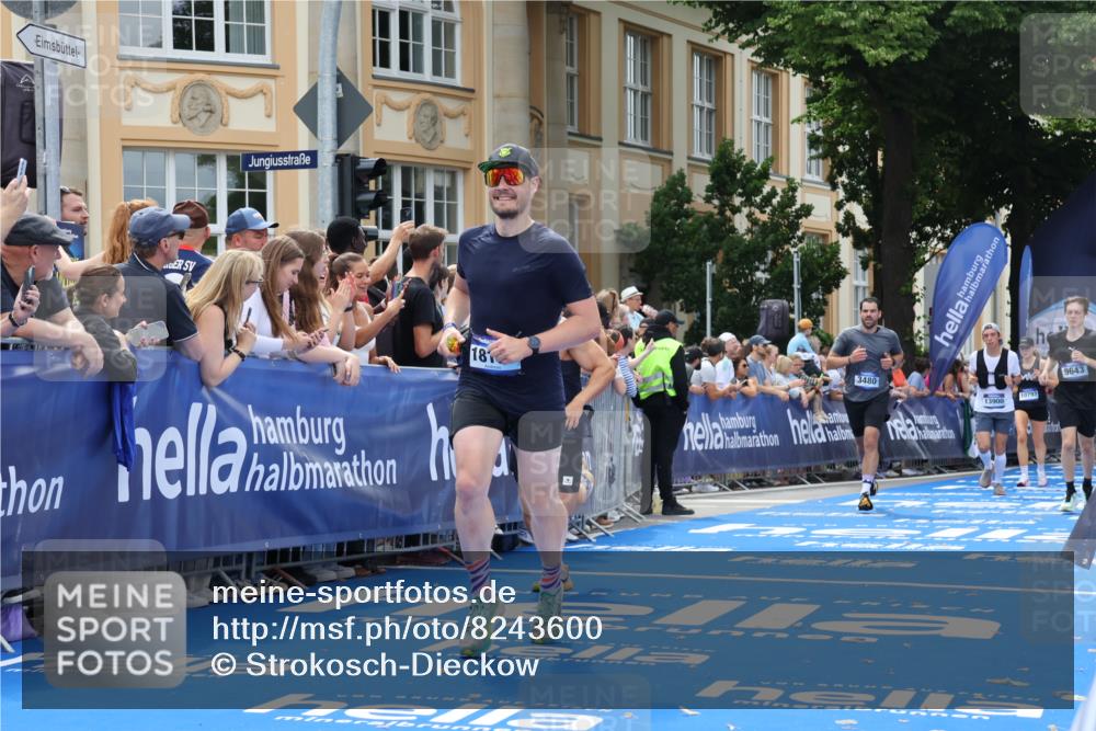 29.06.2025 - hella hamburg halbmarathon Strokosch-Dieckow http://msf.ph/oto/8243600 29.06.2025 10:37:54 Ziel 2404, 3480, 3530, 7229, 9643, 10793, 11952, 12915, 13148, 13900, 15303, 16698, 18103, 18276, 18277, 18529 meine-sportfotos.de