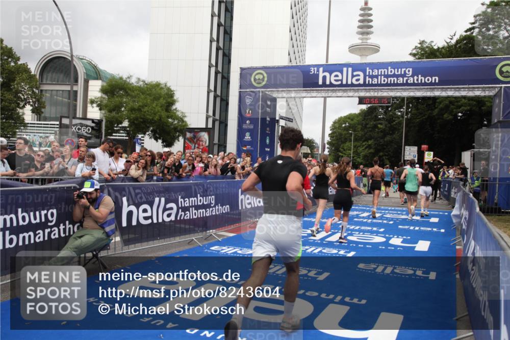 29.06.2025 - hella hamburg halbmarathon Michael Strokosch http://msf.ph/oto/8243604 29.06.2025 10:56:13 Ziel 3058, 4594, 4813, 5492, 5570, 7594, 8330, 8639, 9907, 12545, 14363, 15484, 16113, 16634, 17640, 17642, 18212 meine-sportfotos.de