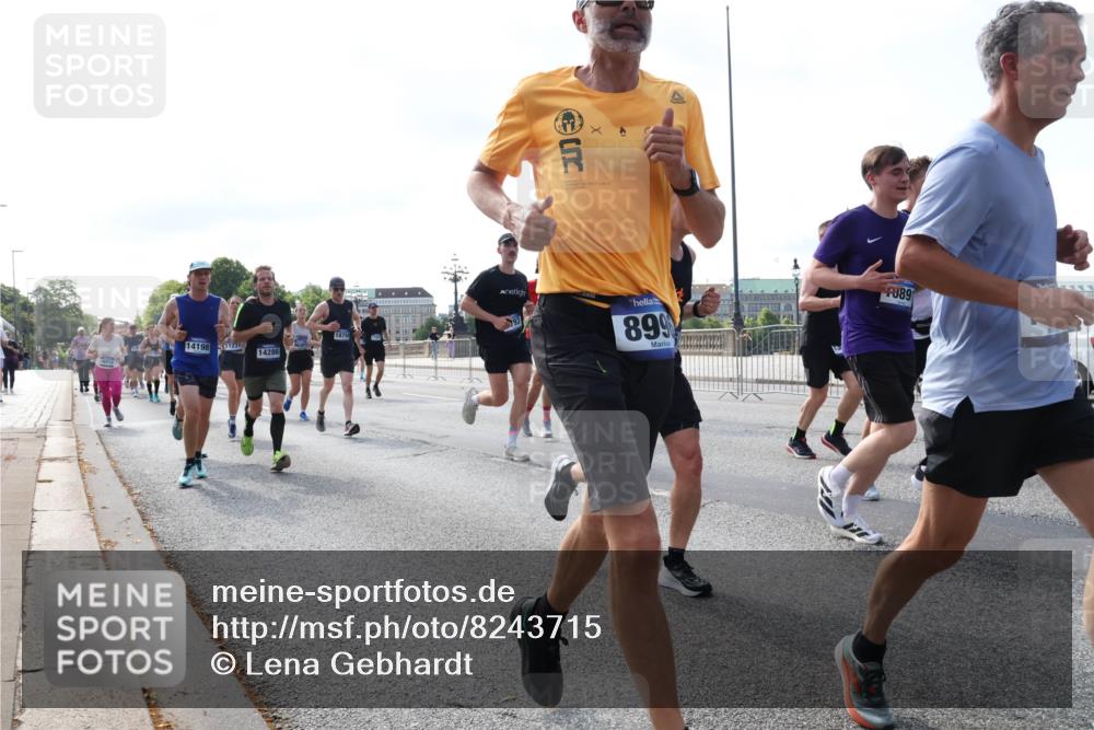 29.06.2025 - hella hamburg halbmarathon Lena Gebhardt http://msf.ph/oto/8243715 29.06.2025 09:56:28 Lombardsbrücke 1061, 1257, 1452, 1460, 1496, 1499, 1502, 1507, 1592, 1628, 1689, 1833, 1877, 2013, 2058, 2082, 2083, 2208, 2250, 2260, 2378, 2504, 2771, 2953, 2996, 3060, 3256, 3296, 4065, 4077, 4404, 4557, 4711, 4833, 5482, 5600, 5607, 5839, 5978, 6115, 6134, 6168, 6286, 6511, 6512, 6561, 6562, 7178, 7332, 7383, 7475, 7583, 7943, 8261, 8335, 8361, 8514, 8587, 8618, 8921, 8968, 8989, 8996, 9246, 9537, 9597, 9638, 10596 meine-sportfotos.de
