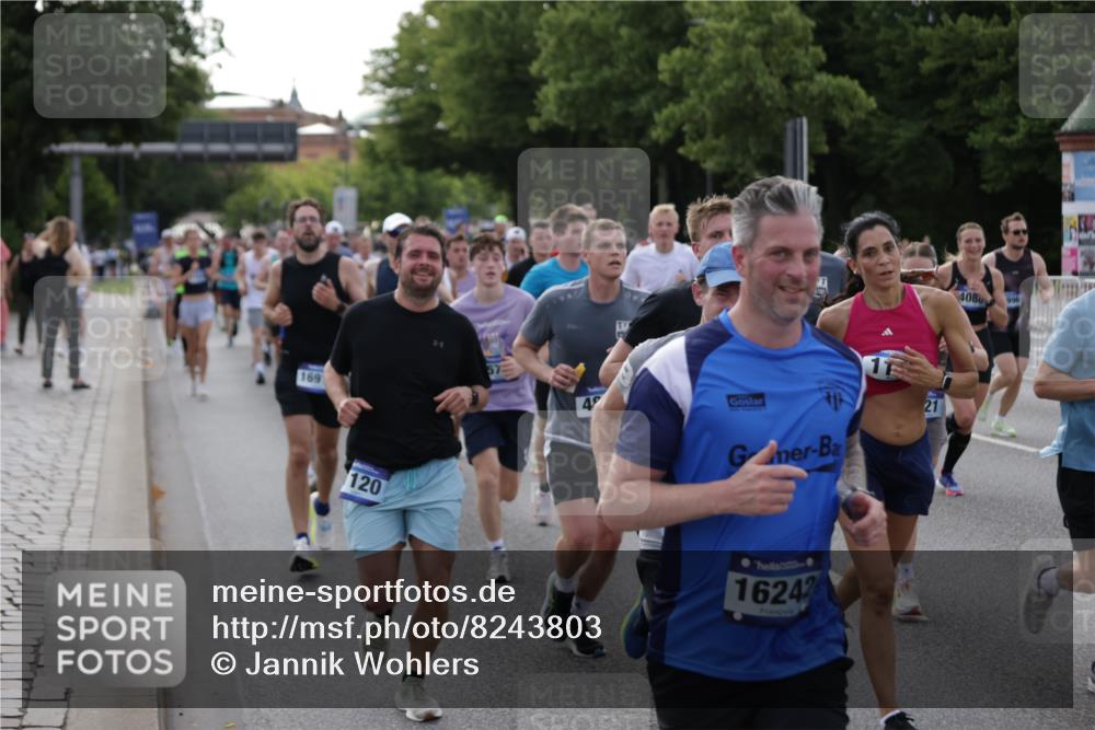 29.06.2025 - hella hamburg halbmarathon Jannik Wohlers http://msf.ph/oto/8243803 29.06.2025 09:55:10 Lombardsbrücke 1120, 1151, 1630, 1706, 1884, 1976, 2284, 2706, 2708, 2718, 3087, 3213, 3399, 3654, 3985, 4088, 4345, 4847, 4890, 4938, 5421, 5459, 5708, 5915, 6009, 6054, 6421, 6532, 6691, 7269, 7312, 8139, 8205, 8216, 8218, 8302, 8454, 8577, 8720, 8856, 8899, 8927, 9386, 9491, 9529, 9786, 9934, 10115, 10184, 10988, 11309, 11340, 11356, 11819, 11977, 12149, 12171, 12450, 12519, 12533, 12891, 13233, 13289, 13570, 13799, 13894, 13996, 14045 meine-sportfotos.de