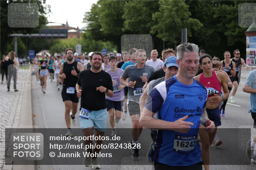 29.06.2025 - hella hamburg halbmarathon Jannik Wohlers http://msf.ph/oto/8243828 29.06.2025 09:55:10 Lombardsbrücke 1120, 1151, 1630, 1706, 1884, 1976, 2284, 2706, 2708, 2718, 3087, 3213, 3399, 3654, 3985, 4088, 4345, 4847, 4890, 4938, 5421, 5459, 5708, 5915, 6009, 6054, 6421, 6532, 6691, 7269, 7312, 8139, 8205, 8216, 8218, 8302, 8454, 8577, 8720, 8856, 8899, 8927, 9386, 9491, 9529, 9786, 9934, 10115, 10184, 10988, 11309, 11340, 11356, 11819, 11977, 12149, 12171, 12450, 12519, 12533, 12891, 13233, 13289, 13570, 13799, 13894, 13996, 14045 meine-sportfotos.de