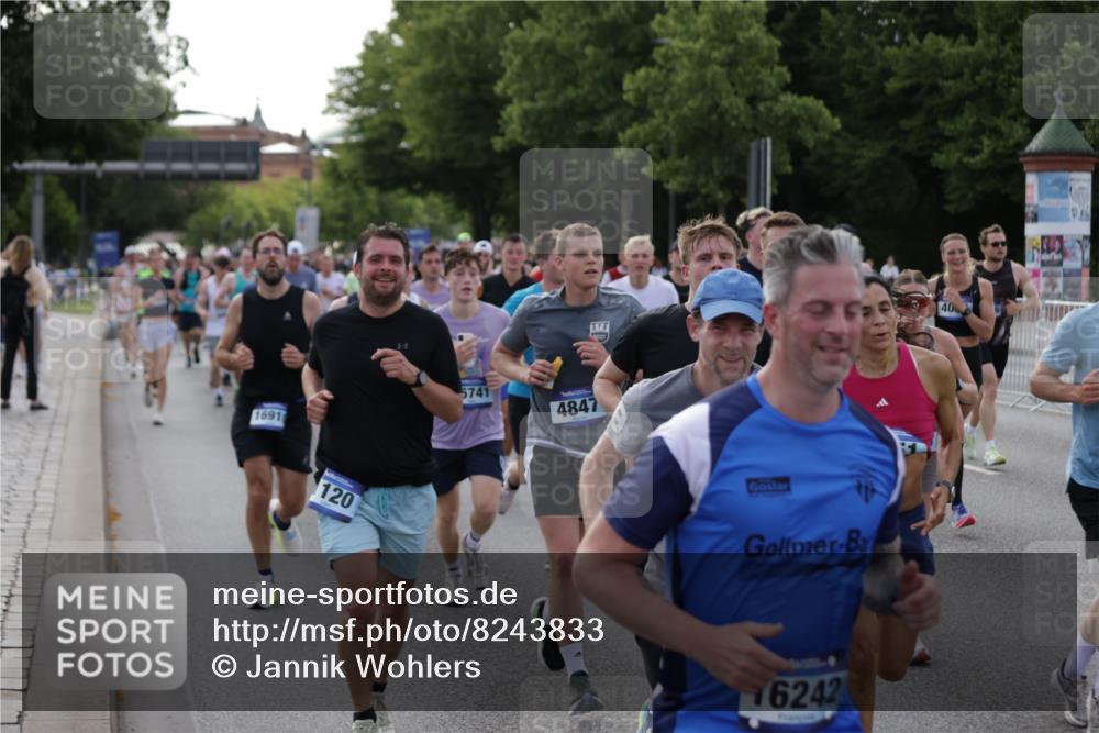 29.06.2025 - hella hamburg halbmarathon Jannik Wohlers http://msf.ph/oto/8243833 29.06.2025 09:55:10 Lombardsbrücke 1120, 1151, 1630, 1706, 1884, 1976, 2284, 2706, 2708, 2718, 3087, 3213, 3399, 3654, 3985, 4088, 4345, 4847, 4890, 4938, 5421, 5459, 5708, 5915, 6009, 6054, 6421, 6532, 6691, 7269, 7312, 8139, 8205, 8216, 8218, 8302, 8454, 8577, 8720, 8856, 8899, 8927, 9386, 9491, 9529, 9786, 9934, 10115, 10184, 10988, 11309, 11340, 11356, 11819, 11977, 12149, 12171, 12450, 12519, 12533, 12891, 13233, 13289, 13570, 13799, 13894, 13996, 14045 meine-sportfotos.de