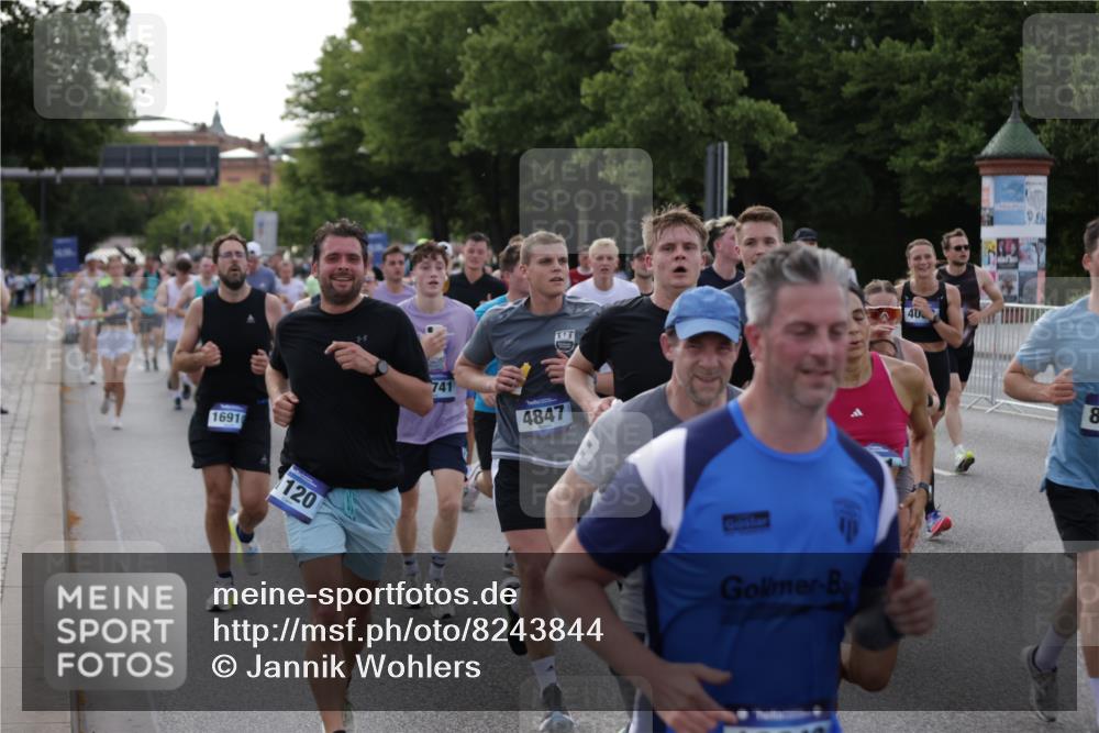 29.06.2025 - hella hamburg halbmarathon Jannik Wohlers http://msf.ph/oto/8243844 29.06.2025 09:55:10 Lombardsbrücke 1120, 1151, 1630, 1706, 1884, 1976, 2284, 2706, 2708, 2718, 3087, 3213, 3399, 3654, 3985, 4088, 4345, 4847, 4890, 4938, 5421, 5459, 5708, 5915, 6009, 6054, 6421, 6532, 6691, 7269, 7312, 8139, 8205, 8216, 8218, 8302, 8454, 8577, 8720, 8856, 8899, 8927, 9386, 9491, 9529, 9786, 9934, 10115, 10184, 10988, 11309, 11340, 11356, 11819, 11977, 12149, 12171, 12450, 12519, 12533, 12891, 13233, 13289, 13570, 13799, 13894, 13996, 14045 meine-sportfotos.de