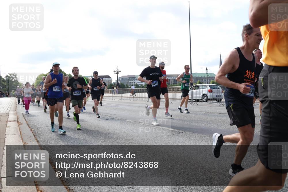 29.06.2025 - hella hamburg halbmarathon Lena Gebhardt http://msf.ph/oto/8243868 29.06.2025 09:56:29 Lombardsbrücke 1061, 1257, 1452, 1460, 1496, 1499, 1502, 1507, 1592, 1628, 1833, 1877, 2013, 2058, 2082, 2083, 2208, 2260, 2378, 2504, 2771, 2953, 2996, 3060, 3256, 3296, 3310, 3652, 4065, 4077, 4377, 4404, 4557, 4635, 4711, 4833, 5482, 5600, 5607, 5839, 5978, 6115, 6134, 6168, 6286, 6511, 6512, 6561, 6562, 7178, 7332, 7383, 7475, 7583, 7943, 8261, 8335, 8361, 8514, 8587, 8618, 8921, 8968, 8989, 8996, 9246, 9537, 9597, 9638, 10596 meine-sportfotos.de