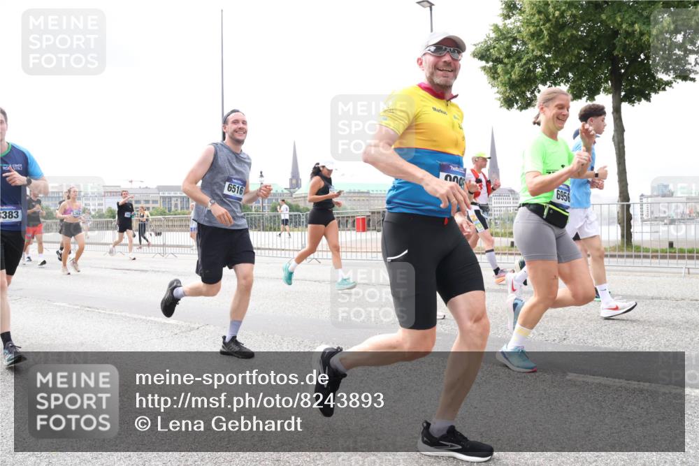 29.06.2025 - hella hamburg halbmarathon Lena Gebhardt http://msf.ph/oto/8243893 29.06.2025 10:33:55 Lombardsbrücke 1189, 1275, 1417, 1705, 1787, 1896, 2265, 2342, 2482, 2496, 2526, 2776, 2933, 3170, 3264, 3340, 3345, 3560, 3829, 3848, 4361, 4433, 4449, 4479, 4696, 4807, 4942, 5075, 5096, 5141, 5557, 5561, 5566, 5569, 5584, 5691, 5821, 5822, 5887, 6109, 6364, 6515, 6516, 6854, 6956, 6999, 7027, 7324, 7329, 7565, 7653, 7705, 8021, 8157, 8202, 8277, 8282, 8375, 8377, 8383, 8401, 8891, 9094, 9234, 9258, 9438, 9799, 9875, 9995, 10007, 10071, 10561, 11811 meine-sportfotos.de