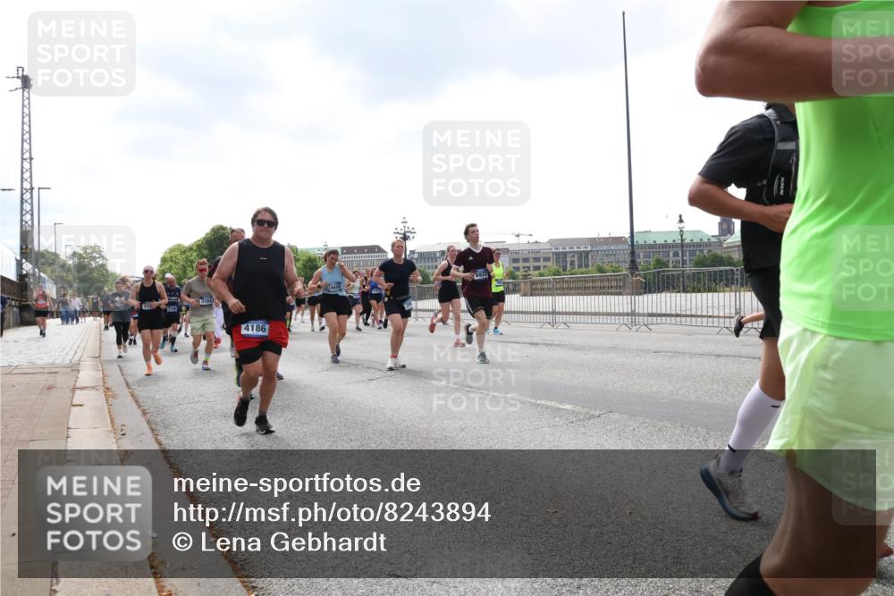 29.06.2025 - hella hamburg halbmarathon Lena Gebhardt http://msf.ph/oto/8243894 29.06.2025 10:45:25 Lombardsbrücke 1024, 1033, 1060, 1085, 1685, 1713, 1798, 2007, 2008, 2216, 2217, 2550, 2657, 2664, 2779, 2973, 3160, 3164, 3357, 3377, 3879, 3993, 4099, 4102, 4186, 4224, 4306, 4337, 4504, 4820, 4851, 5044, 5099, 5108, 5190, 5339, 5636, 5949, 6150, 6509, 6763, 6788, 6911, 6922, 6980, 7283, 7530, 7541, 7699, 7859, 7912, 8594, 8605, 8745, 8762, 8907, 9620, 10030, 10182, 10225, 10562, 10566, 10707, 11314, 12198, 12332, 12334, 12394 meine-sportfotos.de