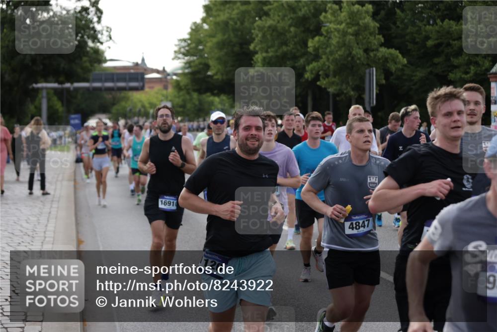29.06.2025 - hella hamburg halbmarathon Jannik Wohlers http://msf.ph/oto/8243922 29.06.2025 09:55:11 Lombardsbrücke 1120, 1151, 1461, 1630, 1706, 1884, 1976, 2284, 2706, 2708, 2718, 3087, 3213, 3399, 3654, 3985, 4088, 4345, 4847, 4890, 4938, 5421, 5459, 5708, 5915, 6009, 6054, 6421, 6481, 6532, 6691, 7269, 7312, 8139, 8205, 8216, 8218, 8234, 8302, 8454, 8577, 8720, 8856, 8899, 8927, 9386, 9491, 9529, 9786, 9934, 10115, 10988, 11309, 11356, 11819, 11977, 12149, 12171, 12379, 12450, 12519, 12533, 12891, 13032, 13289, 13570, 13799, 13807, 13894, 13996 meine-sportfotos.de