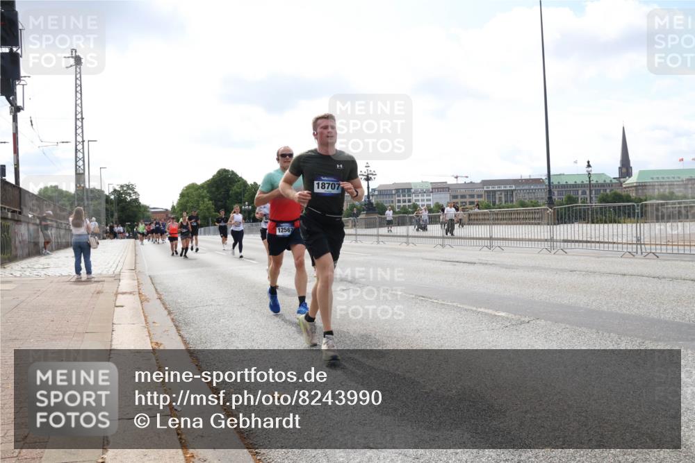 29.06.2025 - hella hamburg halbmarathon Lena Gebhardt http://msf.ph/oto/8243990 29.06.2025 10:09:55 Lombardsbrücke 1052, 1456, 1483, 1513, 1548, 1823, 3921, 4592, 5511, 7058, 7081, 7333, 7636, 8090, 8685, 8890, 9150, 9297, 9306, 9366, 9434, 9674, 9781, 9988, 10036, 10943, 11027, 12255, 12509, 12567, 13739, 15697, 16191, 16445, 16455, 16688, 16918, 17148, 17630, 17899, 18076, 18196, 18440, 18707, 19242 meine-sportfotos.de