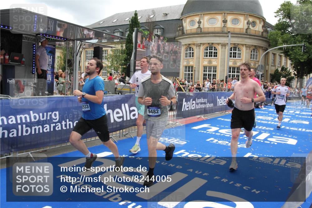 29.06.2025 - hella hamburg halbmarathon Michael Strokosch http://msf.ph/oto/8244005 29.06.2025 10:48:53 Ziel 1094, 1884, 1892, 9482, 9661, 11519, 12421, 12533, 13009, 13976, 15309, 16653, 17007, 18873 meine-sportfotos.de