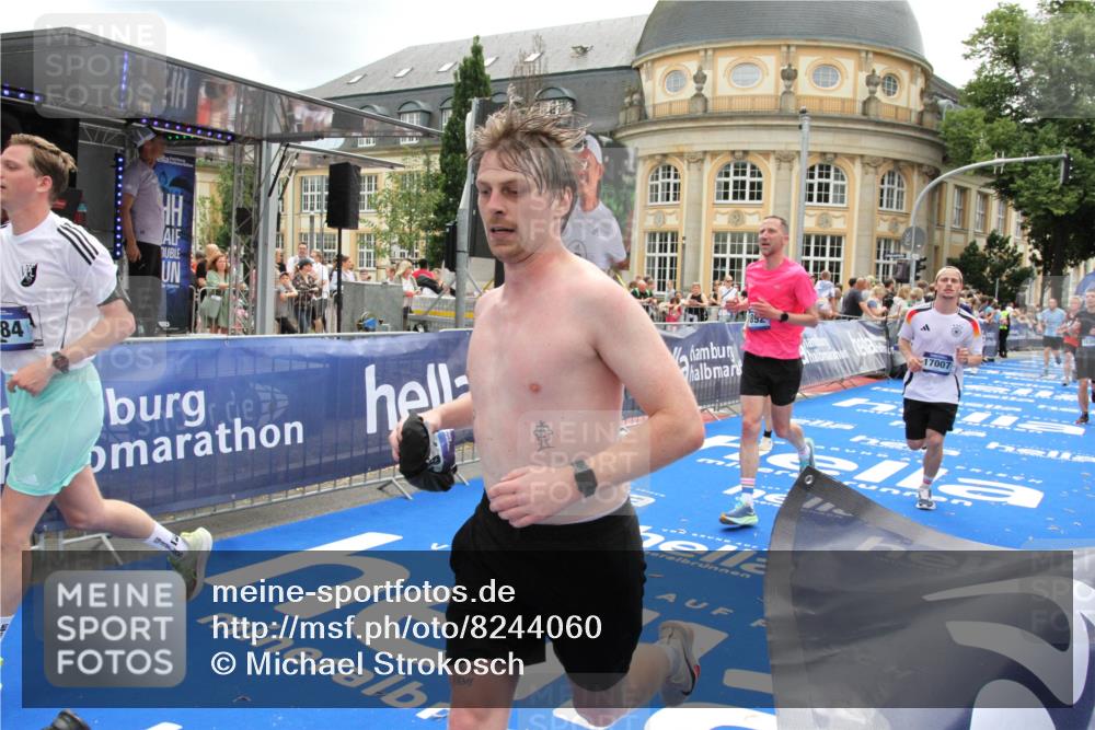 29.06.2025 - hella hamburg halbmarathon Michael Strokosch http://msf.ph/oto/8244060 29.06.2025 10:48:53 Ziel 1094, 1884, 1892, 9482, 9661, 11519, 12421, 12533, 13009, 13976, 15309, 16653, 17007, 18873 meine-sportfotos.de