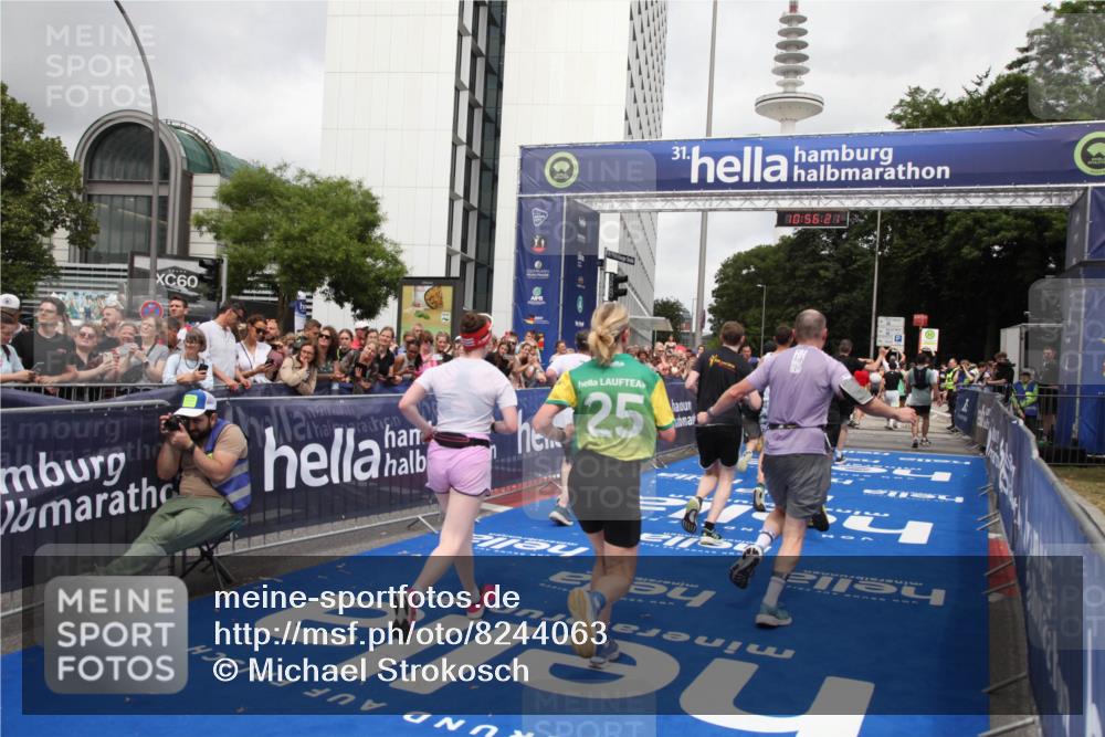 29.06.2025 - hella hamburg halbmarathon Michael Strokosch http://msf.ph/oto/8244063 29.06.2025 10:56:20 Ziel 1193, 5465, 7547, 8639, 9903, 9907, 10789, 12348, 14363, 15484, 16113, 16375, 16634, 17468, 18117, 18495, 18652, 18741, 19152 meine-sportfotos.de