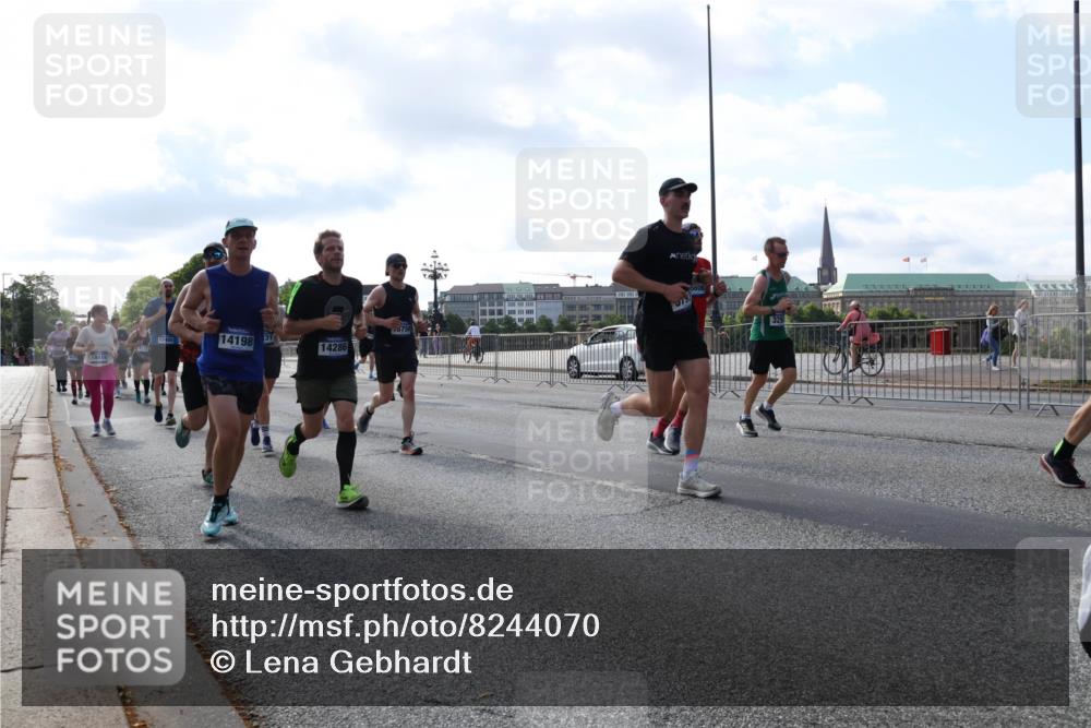 29.06.2025 - hella hamburg halbmarathon Lena Gebhardt http://msf.ph/oto/8244070 29.06.2025 09:56:29 Lombardsbrücke 1061, 1257, 1452, 1460, 1496, 1499, 1502, 1507, 1592, 1628, 1833, 1877, 2013, 2058, 2082, 2083, 2208, 2260, 2378, 2504, 2771, 2953, 2996, 3060, 3256, 3296, 3310, 3652, 4065, 4077, 4377, 4404, 4557, 4635, 4711, 4833, 5482, 5600, 5607, 5839, 5978, 6115, 6134, 6168, 6286, 6511, 6512, 6561, 6562, 7178, 7332, 7383, 7475, 7583, 7943, 8261, 8335, 8361, 8514, 8587, 8618, 8921, 8968, 8989, 8996, 9246, 9537, 9597, 9638, 10596 meine-sportfotos.de