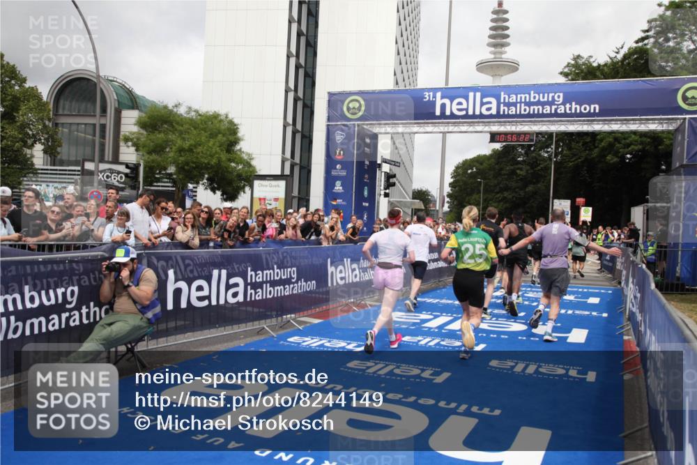29.06.2025 - hella hamburg halbmarathon Michael Strokosch http://msf.ph/oto/8244149 29.06.2025 10:56:20 Ziel 1193, 5465, 7547, 8639, 9903, 9907, 10789, 12348, 14363, 15484, 16113, 16375, 16634, 17468, 18117, 18495, 18652, 18741, 19152 meine-sportfotos.de