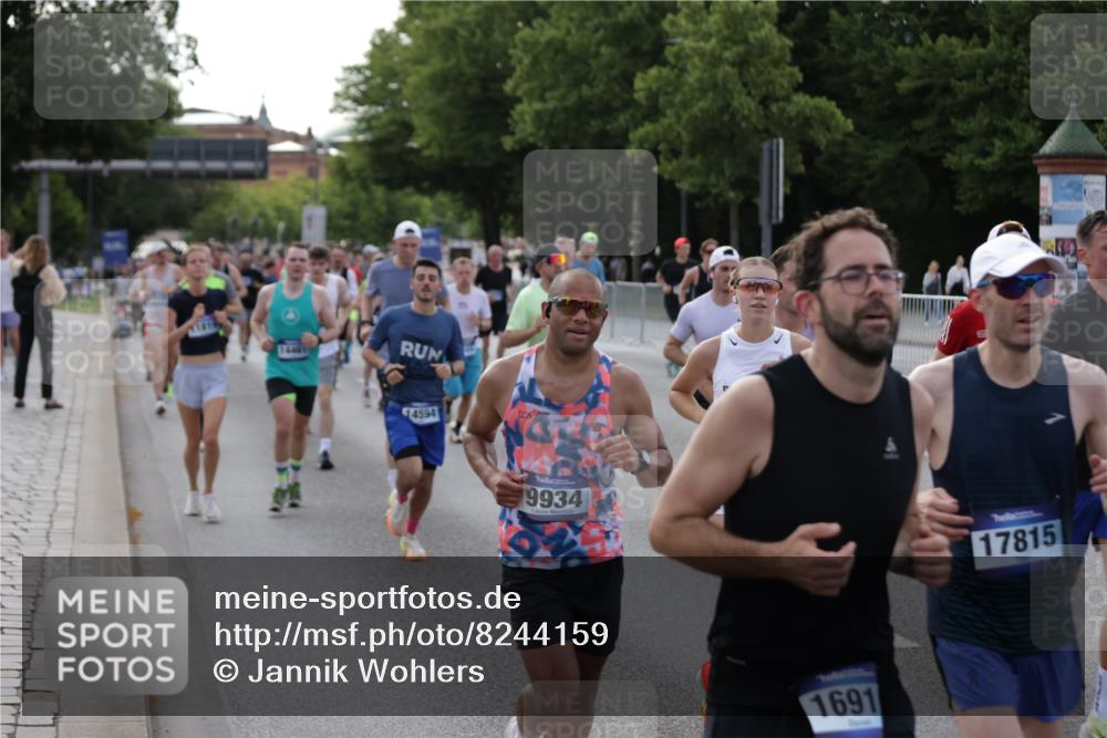 29.06.2025 - hella hamburg halbmarathon Jannik Wohlers http://msf.ph/oto/8244159 29.06.2025 09:55:13 Lombardsbrücke 1120, 1151, 1461, 1630, 1706, 1884, 1976, 2284, 2706, 2708, 2718, 3087, 3213, 3399, 3654, 3945, 3985, 4088, 4324, 4345, 4847, 4890, 4938, 5421, 5459, 5708, 5915, 6009, 6054, 6421, 6481, 6532, 6691, 7269, 7312, 7367, 8205, 8216, 8218, 8234, 8302, 8454, 8577, 8720, 8856, 8899, 8927, 8977, 9386, 9491, 9786, 9934, 10115, 10988, 11309, 11356, 11733, 11819, 11977, 12149, 12379, 12450, 12519, 12533, 12891, 13032, 13073, 13799, 13807, 13894, 13996 meine-sportfotos.de