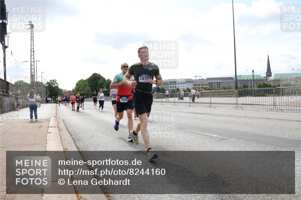 29.06.2025 - hella hamburg halbmarathon Lena Gebhardt http://msf.ph/oto/8244160 29.06.2025 10:09:55 Lombardsbrücke 1052, 1456, 1483, 1513, 1548, 1823, 3921, 4592, 5511, 7058, 7081, 7333, 7636, 8090, 8685, 8890, 9150, 9297, 9306, 9366, 9434, 9674, 9781, 9988, 10036, 10943, 11027, 12255, 12509, 12567, 13739, 15697, 16191, 16445, 16455, 16688, 16918, 17148, 17630, 17899, 18076, 18196, 18440, 18707, 19242 meine-sportfotos.de