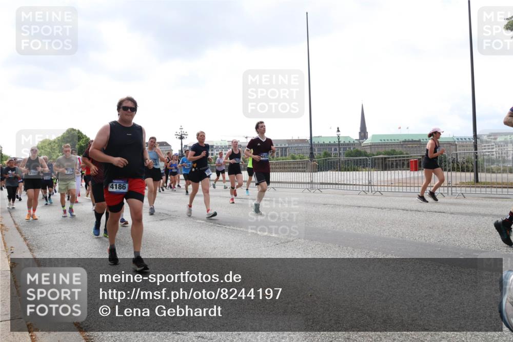 29.06.2025 - hella hamburg halbmarathon Lena Gebhardt http://msf.ph/oto/8244197 29.06.2025 10:45:26 Lombardsbrücke 1024, 1033, 1060, 1085, 1685, 1713, 1798, 2007, 2008, 2216, 2217, 2550, 2657, 2664, 2779, 2973, 3160, 3164, 3357, 3377, 3879, 3993, 4099, 4102, 4186, 4224, 4306, 4337, 4388, 4504, 4820, 4851, 5044, 5099, 5108, 5190, 5339, 5636, 5949, 6150, 6509, 6763, 6788, 6911, 6922, 6980, 7283, 7530, 7541, 7699, 7859, 7912, 8594, 8605, 8745, 8762, 8907, 9620, 10030, 10182, 10225, 10562, 10566, 11314, 12198, 12332, 12334, 12394 meine-sportfotos.de
