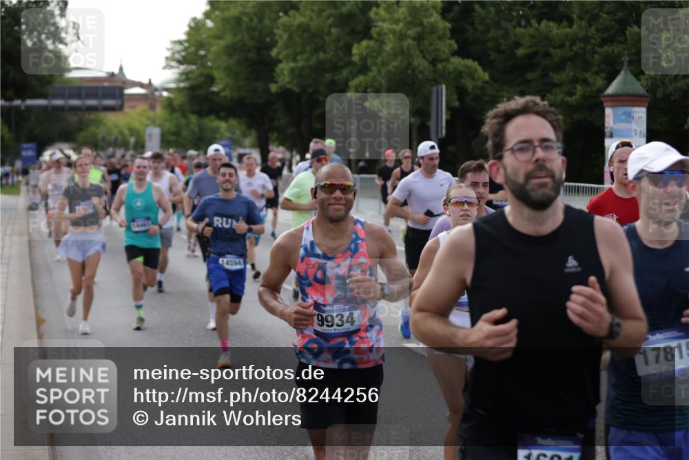 29.06.2025 - hella hamburg halbmarathon Jannik Wohlers http://msf.ph/oto/8244256 29.06.2025 09:55:13 Lombardsbrücke 1120, 1151, 1461, 1630, 1706, 1884, 1976, 2284, 2706, 2708, 2718, 3087, 3213, 3399, 3654, 3945, 3985, 4088, 4324, 4345, 4847, 4890, 4938, 5421, 5459, 5708, 5915, 6009, 6054, 6421, 6481, 6532, 6691, 7269, 7312, 7367, 8205, 8216, 8218, 8234, 8302, 8454, 8577, 8720, 8856, 8899, 8927, 8977, 9386, 9491, 9786, 9934, 10115, 10988, 11309, 11356, 11733, 11819, 11977, 12149, 12379, 12450, 12519, 12533, 12891, 13032, 13073, 13799, 13807, 13894, 13996 meine-sportfotos.de